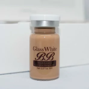 „Glass White BB“ šviesinantis ir atjauninantis odos priežiūros produktas